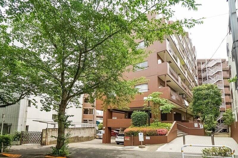 最寄り駅の東急目黒線「<b>不動前</b>」から徒歩5分。今回ご紹介する物件は、桜並木が続くかむろ坂沿いに建つ、ブラウンカラーのマンションの一室です。