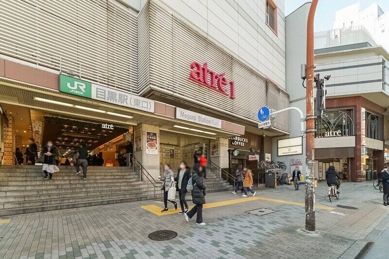 山手線などが乗り入れる<b>「目黒」</b>駅も徒歩18分の距離。道中の、<b>「権之助坂商店街」</b>には気軽に入れる飲食店が建ち並んでいますよ。