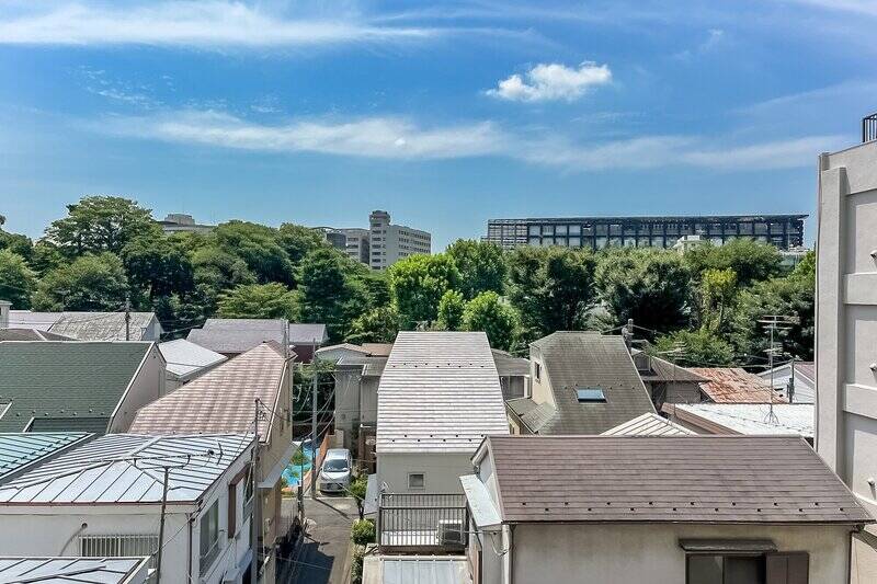 4階所在ですが、まわりは低層住宅街。少し先のグリーンまで見える清々しい景色です。