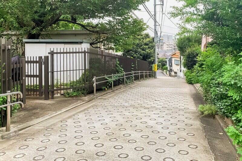 最寄りの「大岡山」駅からマンションまでは、「東京工業大学」のキャンパス沿いの道を歩きます。途中には傾斜の大きな坂があるので、上り下りに不安のある方はご留意くださいね。