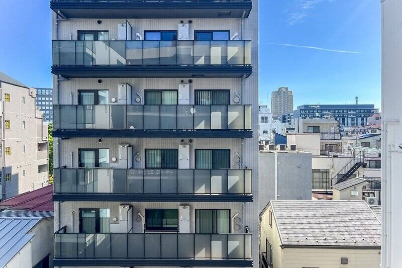 正面にはマンションが建っており、そちらからの視線が気になるかもしれません。薄手のカーテンやブラインドを閉めておくといいですね。