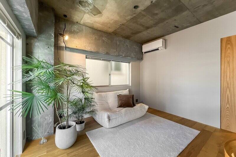 お隣の建物が近接しているため、西側の窓には曇りガラスが使われています。風が通るのはうれしいですね◎