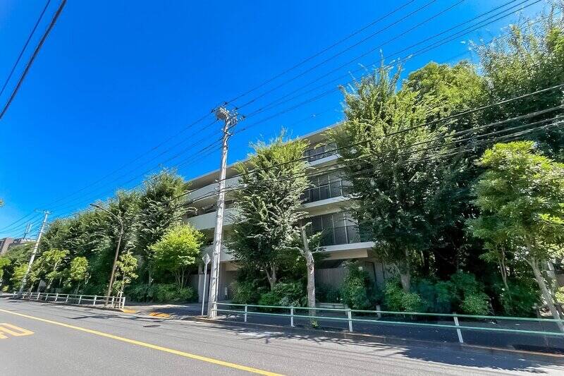 たっぷりの植栽に囲まれた、地下１階付き地上５階建て、全85戸のどっしりとしたマンションです。