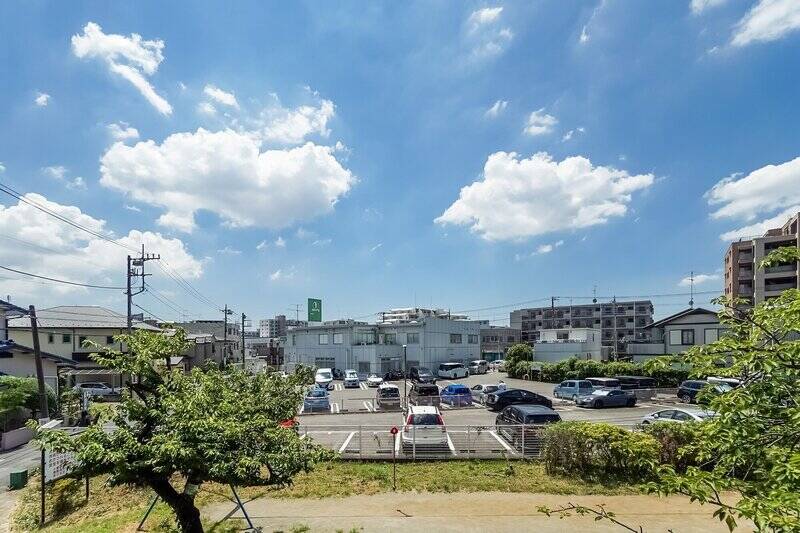 物件の目の前には、<b>「さくらの散歩道」</b>と呼ばれる遊歩道が延びています。さらに向こうに広がるのはメディカルセンターの広い駐車場なので、圧迫感のない眺めが手に入りますよ◎