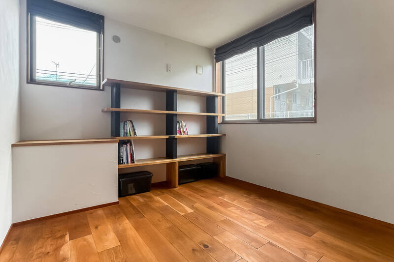 こちらは南と西の二面採光。ワークスペースやお子さま部屋にちょうどよさそうな広さです。
