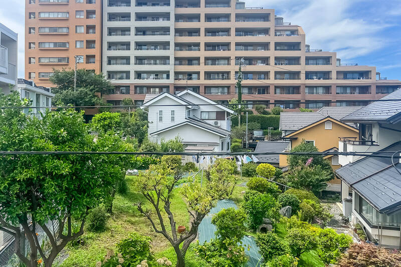 西側には緑が豊かな庭が広がっています。正面にマンションが建っており、抜けはありませんが……