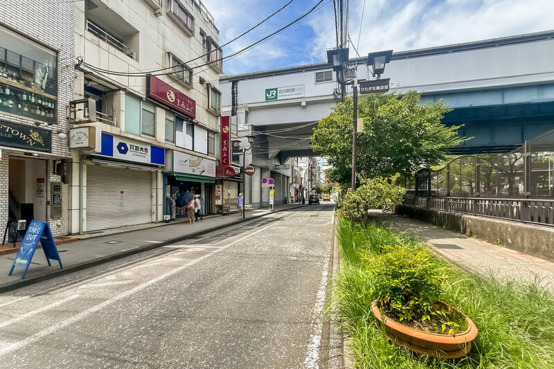 最寄りはJR根岸線「石川町駅」(徒歩12分)。複数路線を利用できる「横浜」駅までは乗車時間約8分でアクセス可能です。