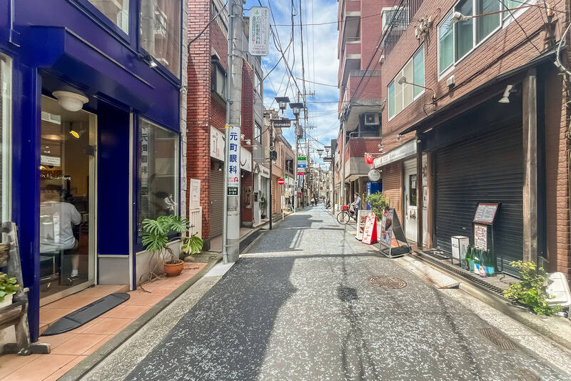 駅の前に伸びるのは「ひらがな商店街」。小さな個人店や飲食店が並んでおり、穏やかな空気が流れています。(徒歩10分)