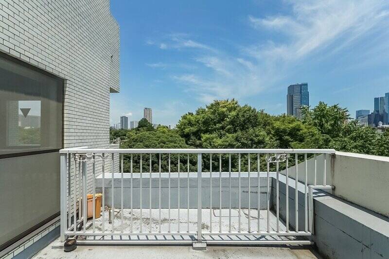 モコモコと茂ったグリーンに、たっぷりの陽ざし。なんだか気持ちまで晴れやかに。背の高いビルは「東京ミッドタウン」です!