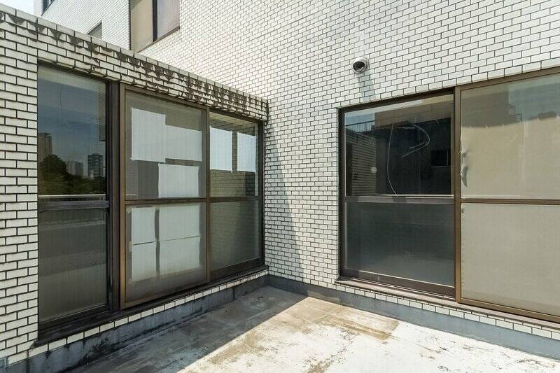 洋室からもルーフバルコニーへアクセス可能。右手の窓から洋室に移動しましょう。