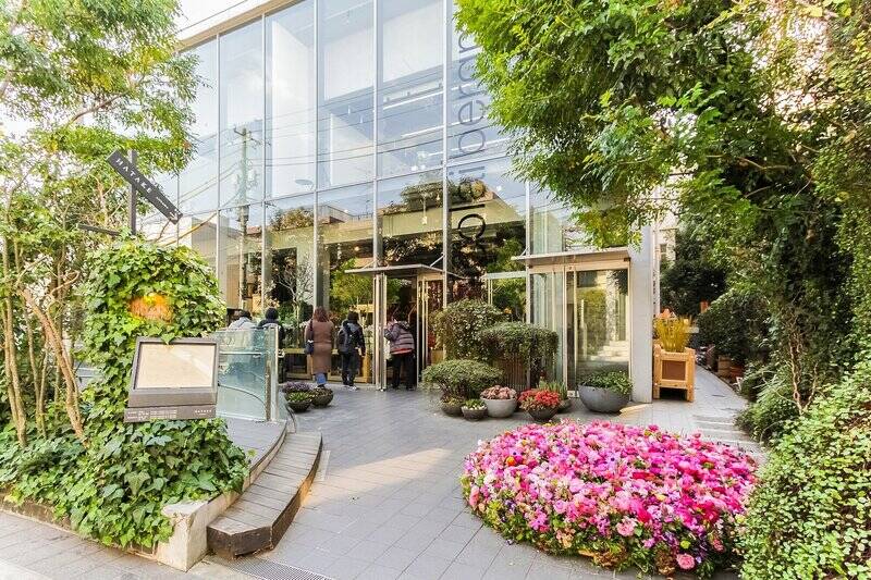 フラワーショップとカフェ「<b>Nicolai Bergmann Flowers & Design Flagship Store(ニコライ バーグマン フラワーズ & デザイン フラッグシップ ストア)</b>」。プロのフラワーアーティストが教えてくれるスクールで、お部屋に飾るお花をアレンジしてみては?(徒歩14分)