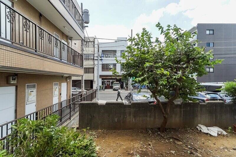 こちらは１階の住戸ですが、バルコニーの前にマンション敷地がゆったりと確保されており、さらにその向こうに月極の駐車場があります。それらが緩衝地帯となっているおかげで、前面道路を行き交う人も車もだいぶ遠くに感じられましたよ◎
