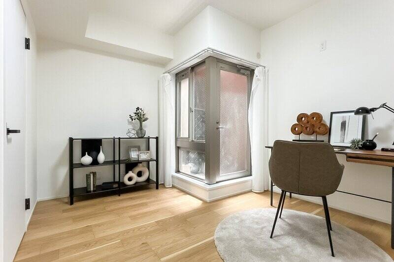 こちらのお部屋にもコーナー窓がついていますよ。写真には写っていませんが、WICが備わっています。居室に収納がしっかりあるのはありがたい!