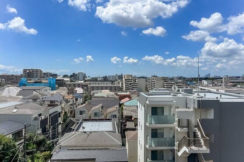 バルコニーに出てみると、スコンと抜けのある眺望が。これは気持ちいい!