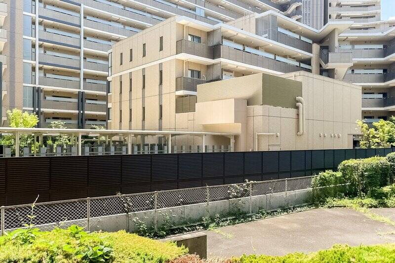 住戸の所在階は1階。植栽の緑が目にやさしい眺望です。