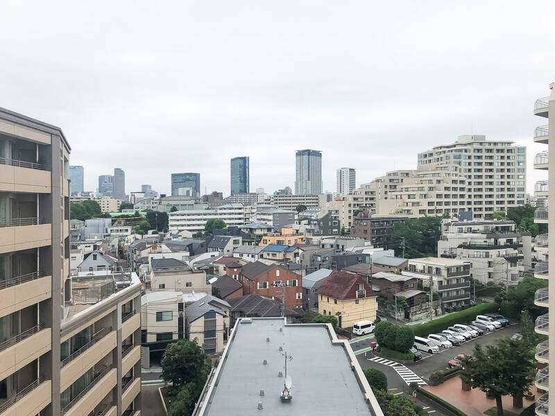 住宅街の向こうに目黒区方面の高層ビルを望む、抜けのある眺望。洋室Ａからもバルコニーにアクセスできます。