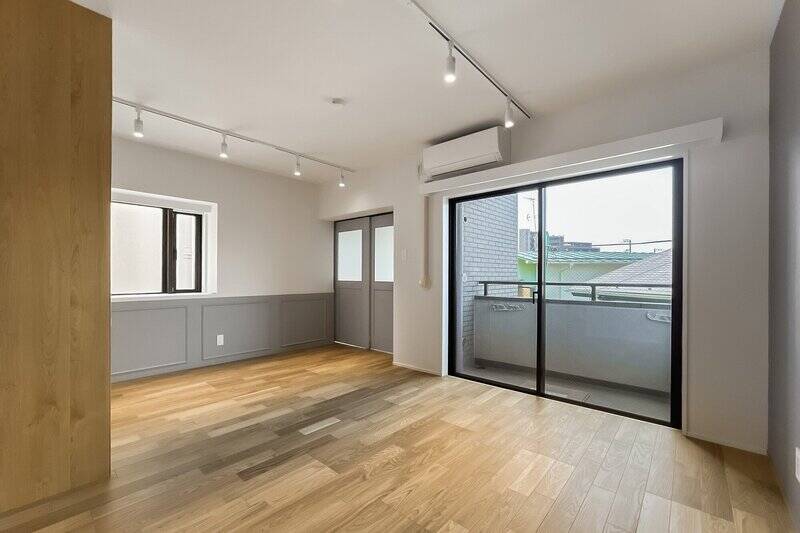 南東側にも腰高窓があり、両面開けると心地よい風が吹き抜けていきそう。床には天然木の味わいを感じられるフローリングが採用されています。