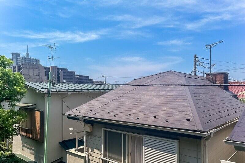 空と戸建てのハーフ＆ハーフ。あちらの窓よりも高い位置にあるため、視線が気になることはなさそうです。