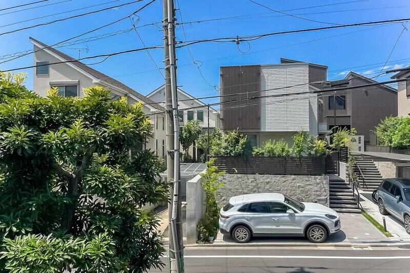 西側にもバルコニーがあり、こちらも住宅街を望む穏やかなビュー。