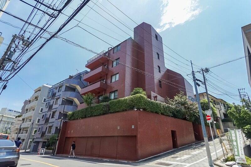 街の中でもひときわ目立つ、艶やかなレンガタイル張りのマンション！ 1981年に大手ゼネコンの竹中工務店によって建てられた、全12戸の小規模レジデンスです。