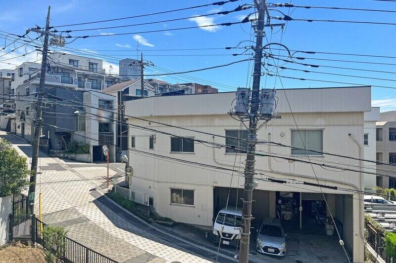 こちらはLDK正面の南東ビュー。正面の建物とは、マンションの敷地と道路分の距離が取れているため圧迫感はありません。