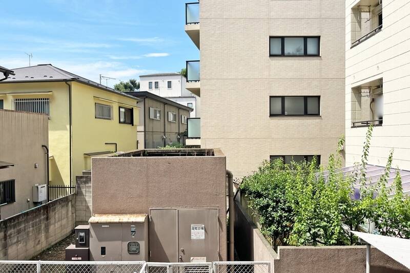 眺望はこちら。マンションのほか、戸建ても隣接しているため、距離感や視線の感じ方などは現地でお確かめくださいね。