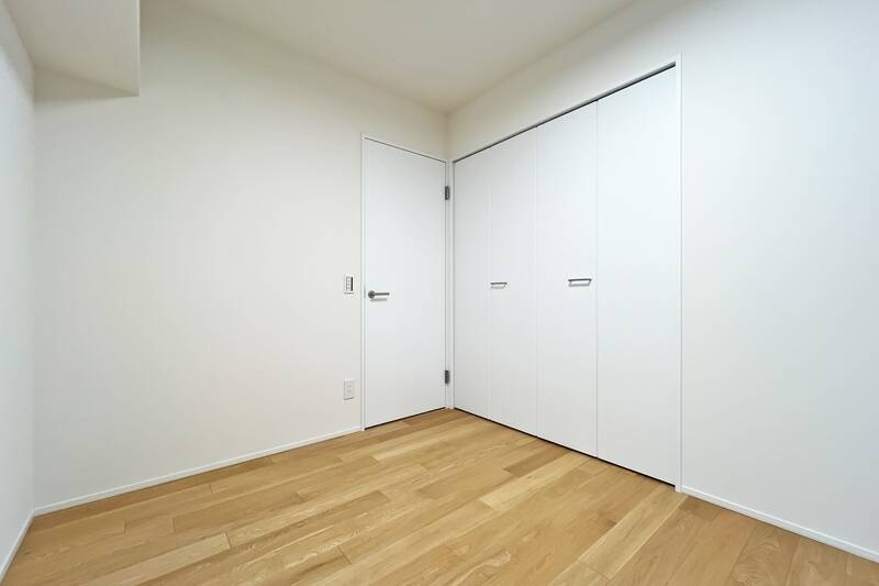 収納は折れ戸２枚分。建具は白でまとまっていてすっきりとした印象です。