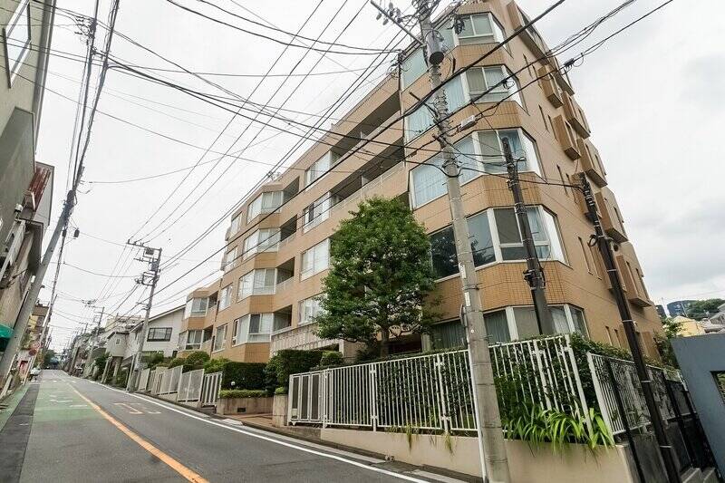 1991年に竣工した、総戸数36戸のマンション。ベージュのタイル貼りで可愛らしい外観です。