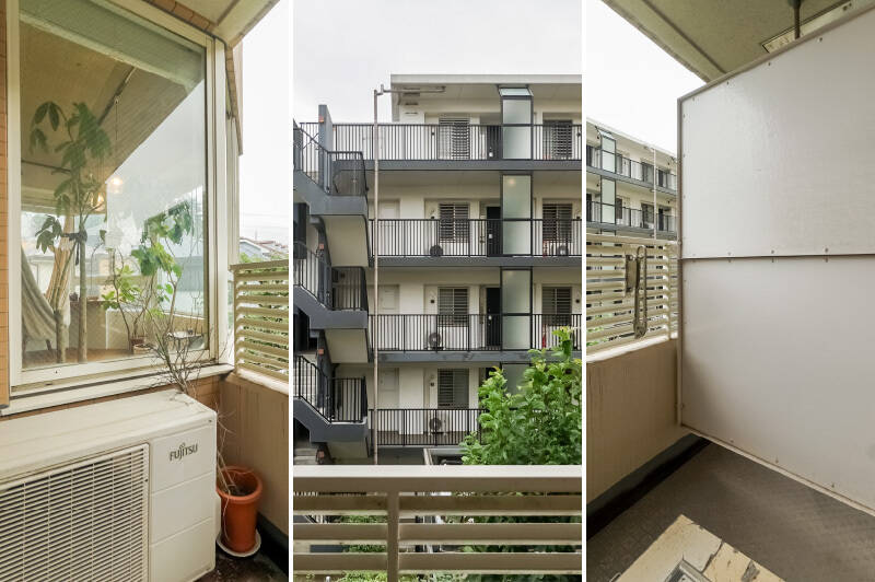 物干し金具付きのバルコニー。正面には、向かいに建つ集合住宅の共用廊下が見えます。