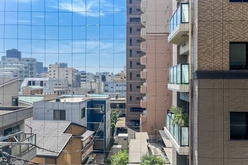 実はこちらのマンション、住戸位置によっては視界の全体を右手の建物に覆われているんです。だからこそ、この抜け感はうれしい!