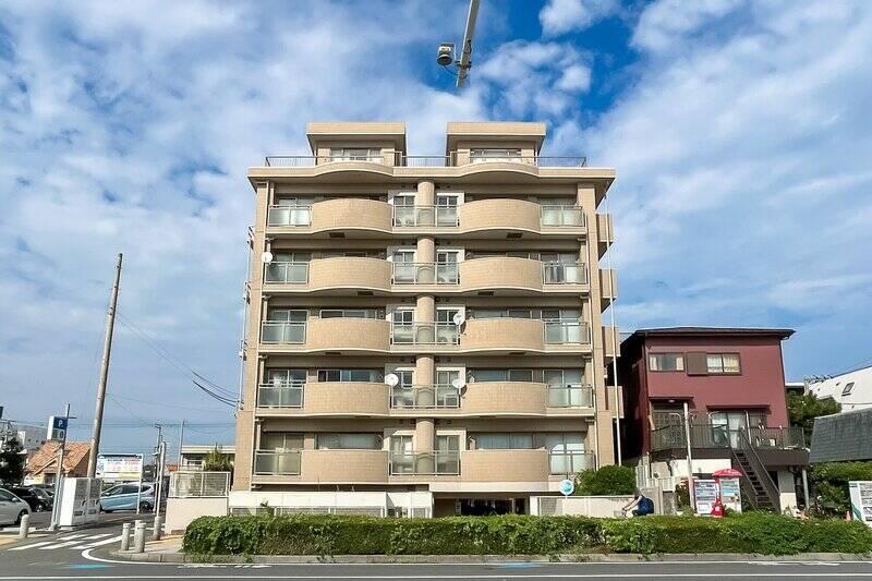 2002年築で新耐震基準を満たした全17戸の小規模なマンションです。波打つファサードが海を感じさせます！
