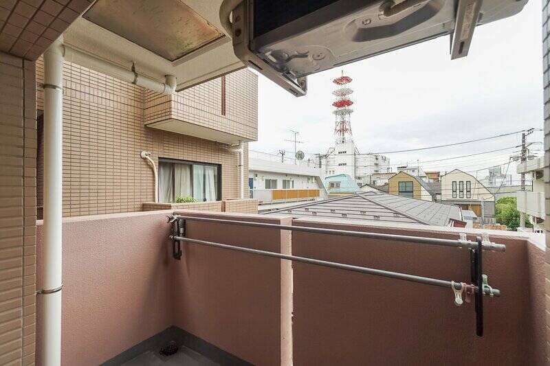 リビングの掃き出し窓からは南西向きのバルコニーに出られます。こちらは物干し用、ルーバルはレジャー用、と使い分けが可能です。なお、エアコン室外機が天吊りされているので頭上にはご注意ください。