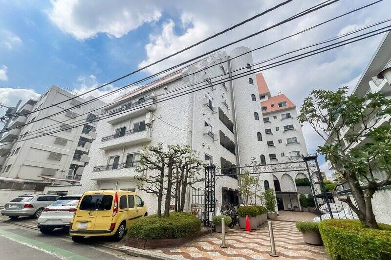 「表参道」駅から歩いて約7分。今回ご紹介するのは “南青山エリアの秀和レジデンス” 。お馴染みの青い屋根ではなく、<b>赤い屋根</b>が特徴的なマンションです。竣工は1968年、総戸数は76戸。