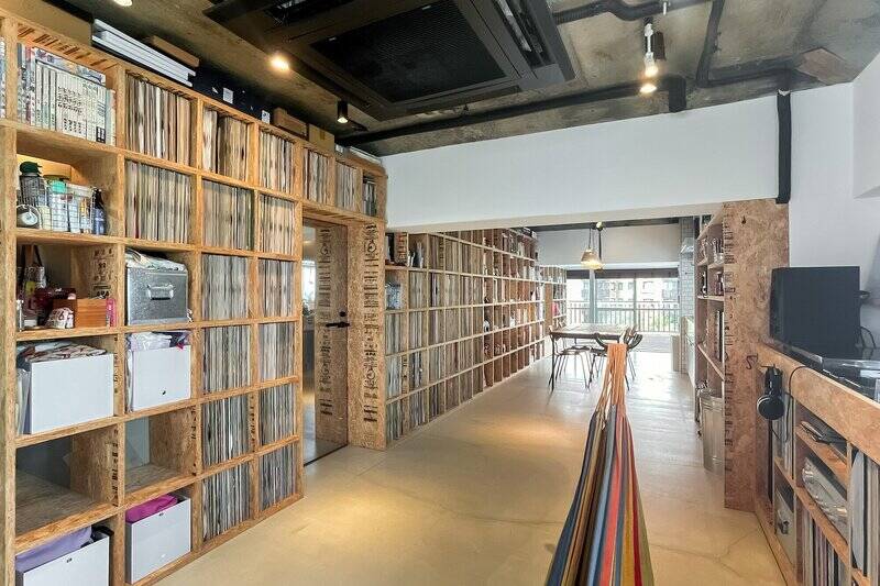 LDKに入ると目に飛び込んでくるのは、壁一面の収納棚！ 店舗のようなビジュアルに心が踊ります。広さは約16帖。