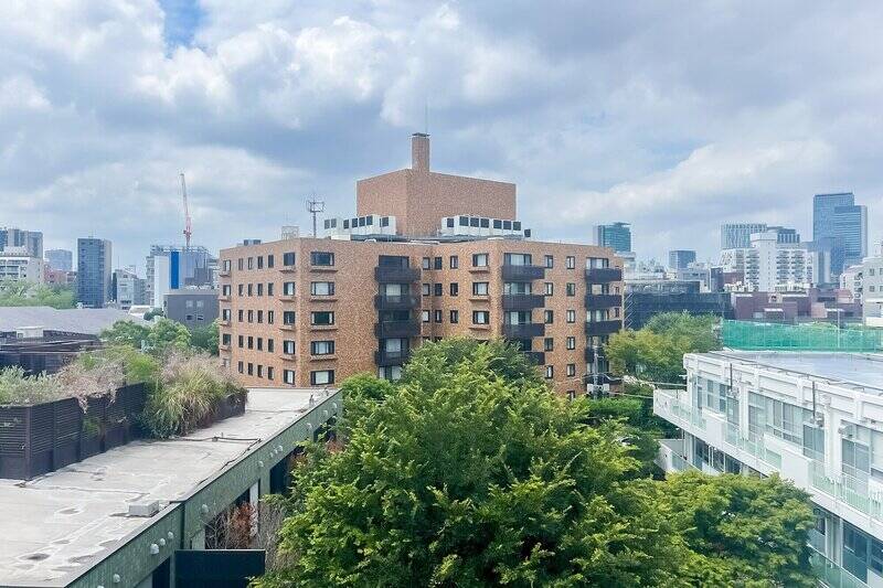 中央に見える建物との間にはこんもりとグリーンが。周辺に高い建物がないので、空が広く感じられます。