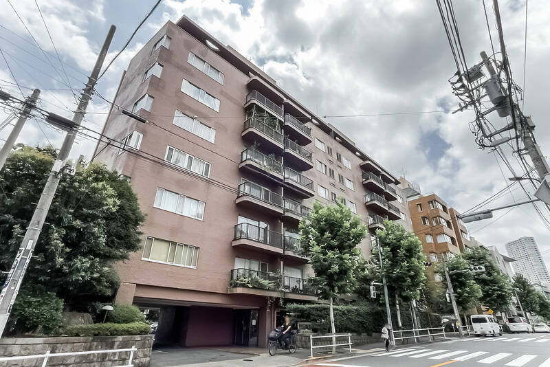 伊皿子坂を上り、一本入った通りに建つマンション。1972年築、地下１階地上８階建て・総戸数は26戸です。