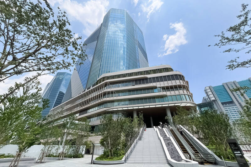「<b>TAKANAWA GATEWAY CITY</b>」は2025年3月にまちびらきがスタートしました。３棟のビルに入居する「<b>NEWoMan（ニュウマン）高輪</b>」にはルミネ史上最大規模の約200のショップがオープン予定です！（2025年9月予定）
