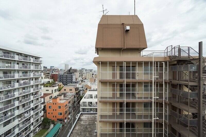 外に出ると、やや距離を置いてお向かいのマンションの共用廊下が。こちらと向かい合うバルコニーはないので、あまり視線に神経質になる必要はなさそうです。