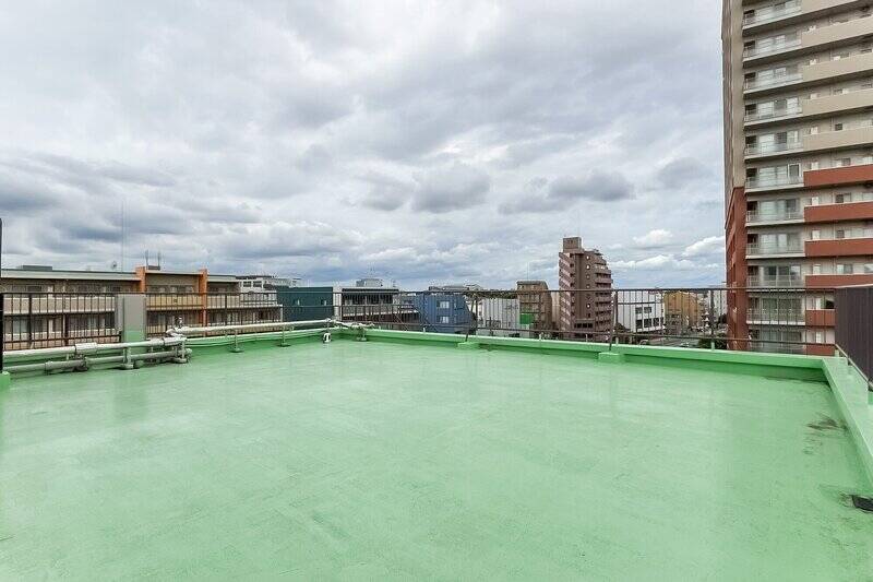 どどん！ こちら、約118㎡のルーフバルコニーです。住戸が丸々収まってしまうほどの広さ。周辺には背の高い建物が少ないため、空をたっぷりと仰げますよ〜。