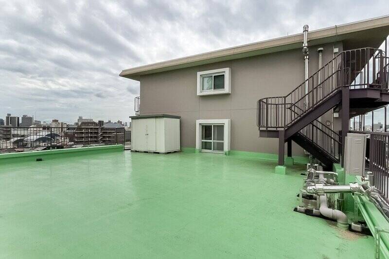 気になる点は、共用廊下や8階住戸からは視線が通ることや大通りからの走行音が聞こえてくること。ルーフバルコニーで楽しめる眺望や開放感と天秤にかけながらご検討ください。