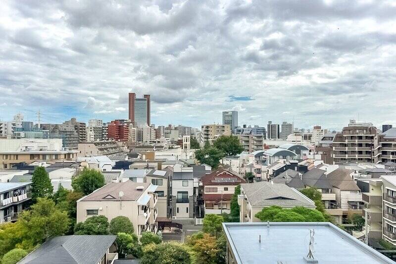 北東側に広がるのは、 “三茶” の街並み。景色を眺めながら『明日はどこ行こうか』なんて話し合うのも楽しそう。