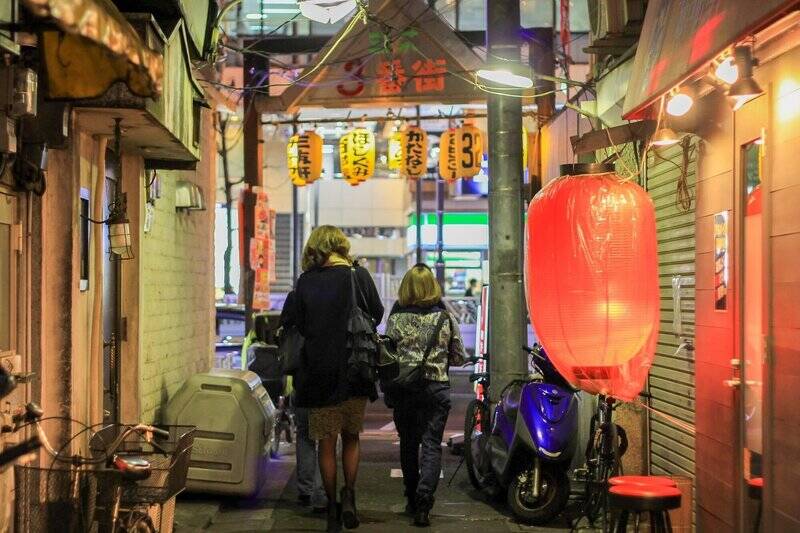 “三茶” といえば外せないスポットが「三角地帯」。飲み屋が軒を連ねるディープな世界にどっぷりと浸かってしまいましょう！（徒歩13分）