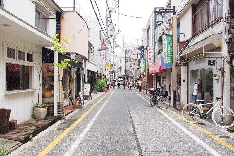 「松陰神社前」も開拓していきたいスポット。駅前から続く「松陰神社通り商店街」（徒歩12分）は、2025年にオープンしたばかりの日本茶カフェ「SOUEN（ソウエン）」やこじんまりとした店舗が可愛らしい洋菓子店「メルシーベイク」など、魅力的なお店があちこちに。