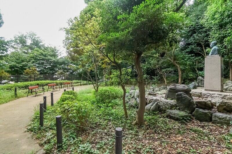 ご紹介するマンションのお隣には、緑豊かな「<b>佐伯山緑地</b>」が広がっています。元々は栄養学校があった場所で、その跡地に整備された公園です。豊かな木々や遊具があり、お子さまやペットとのお散歩にぴったり。（徒歩1分）