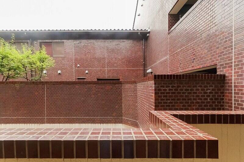 正面はマンションの共用部です。高さのある共用部の腰壁が目隠しとなり、視線はあまり気にならなそう◎