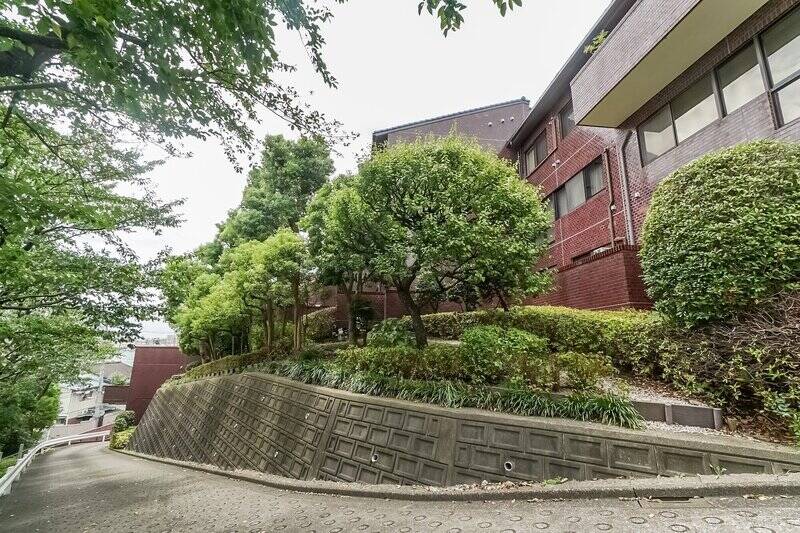 マンションをぐるりと囲む進入路は、馬車が通り抜けていくような雰囲気。思わず物語のワンシーンを想像してしまいました。