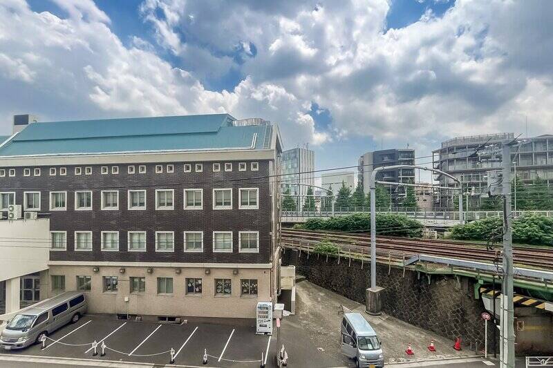 所在階は３階。右手には中央線と総武線の線路が見えます。駅からの近さとのトレードオフですね！南東側なので、お部屋に日差しがしっかり届きますよ。