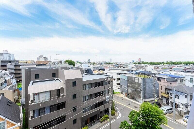 住戸が所在するのは６階部分。周囲は低層住宅街のため、視界の開け方は上々♪ バルコニーはLDK〜洋室の前まで続く長さがありますよ。