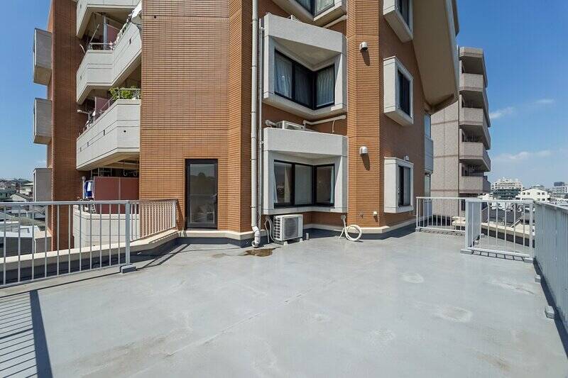 振り向くとこんな感じ。こちらのルーバルは建物6階の南東角に位置しており、日当たり花マルです◎ むしろ工夫して、くつろぐ用の日陰スペースを作りたいですね♡