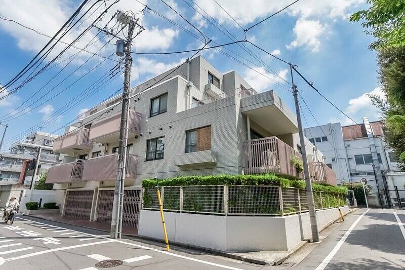 駅前の賑やかさから離れ、静かな住宅地を進んでいくと今回ご紹介するマンションに到着。竣工は1981年、総戸数は14戸です。